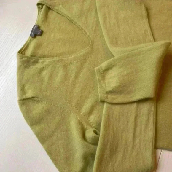 Ann Taylor 100% Cashmere V-neck Sweater Lime Green color Size Medium - Picture 3 of 13